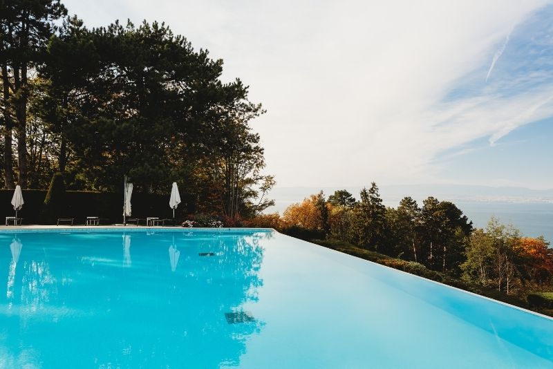 installing a new custom made swimming pool